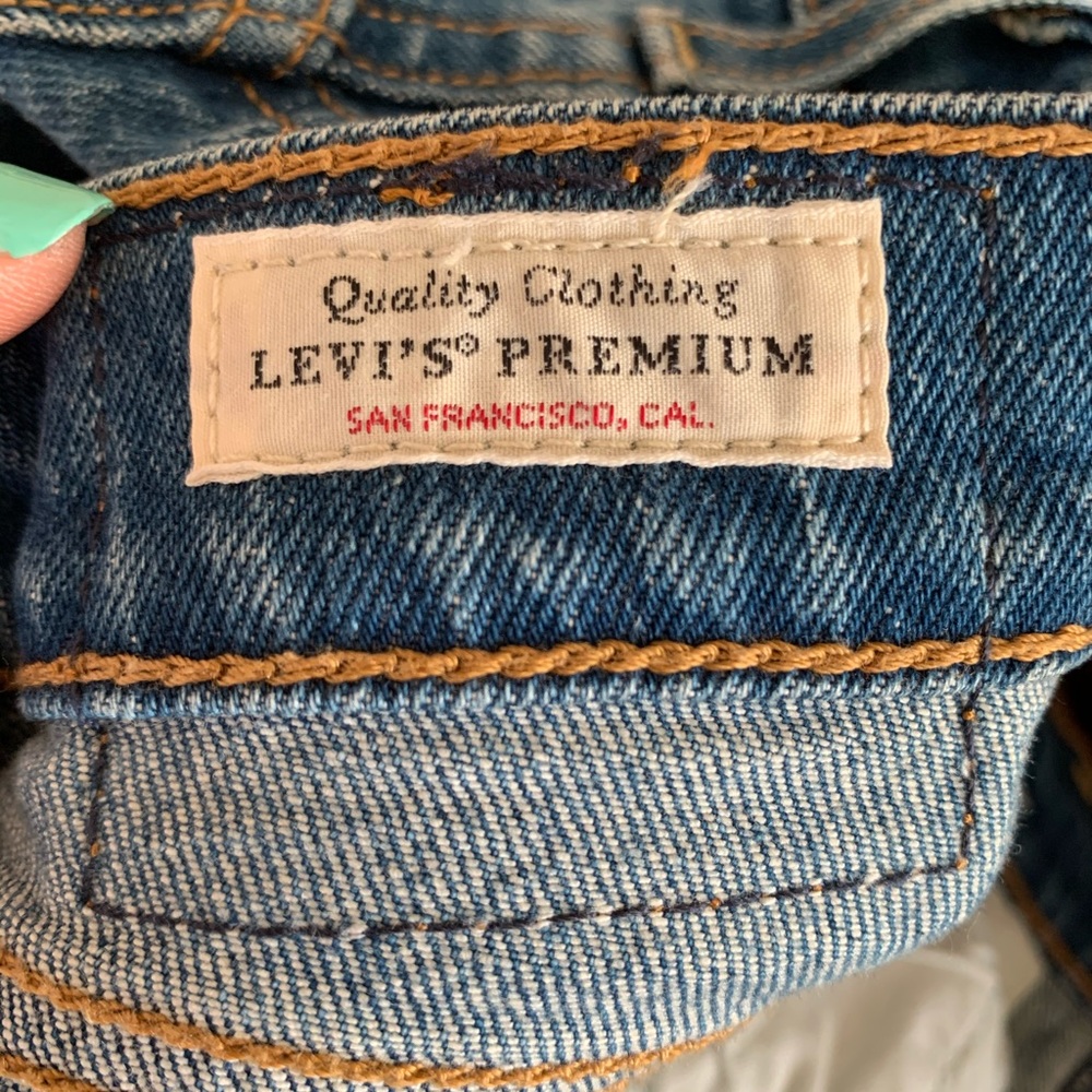 Premium Levis - Picture 4 of 5